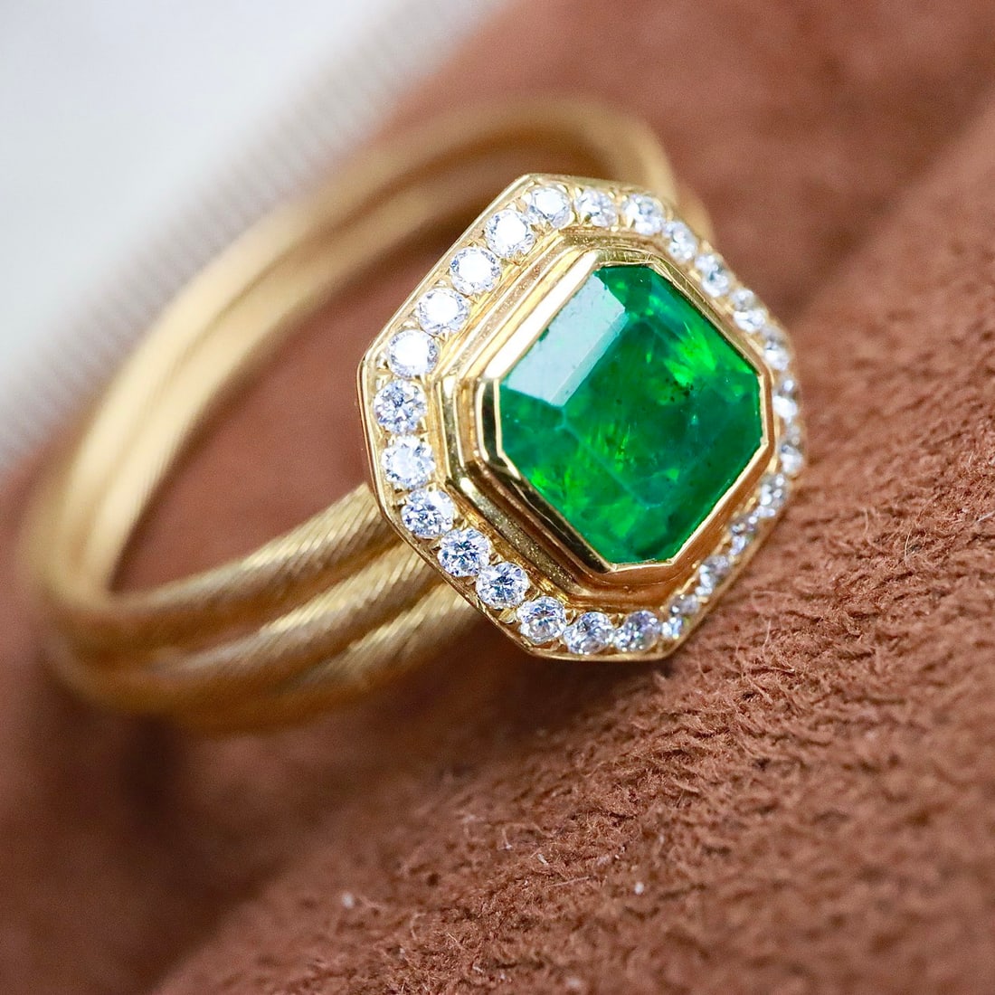 14k Gold 0.90 Ctw Natural Emerald & Diamond Ring - 2
