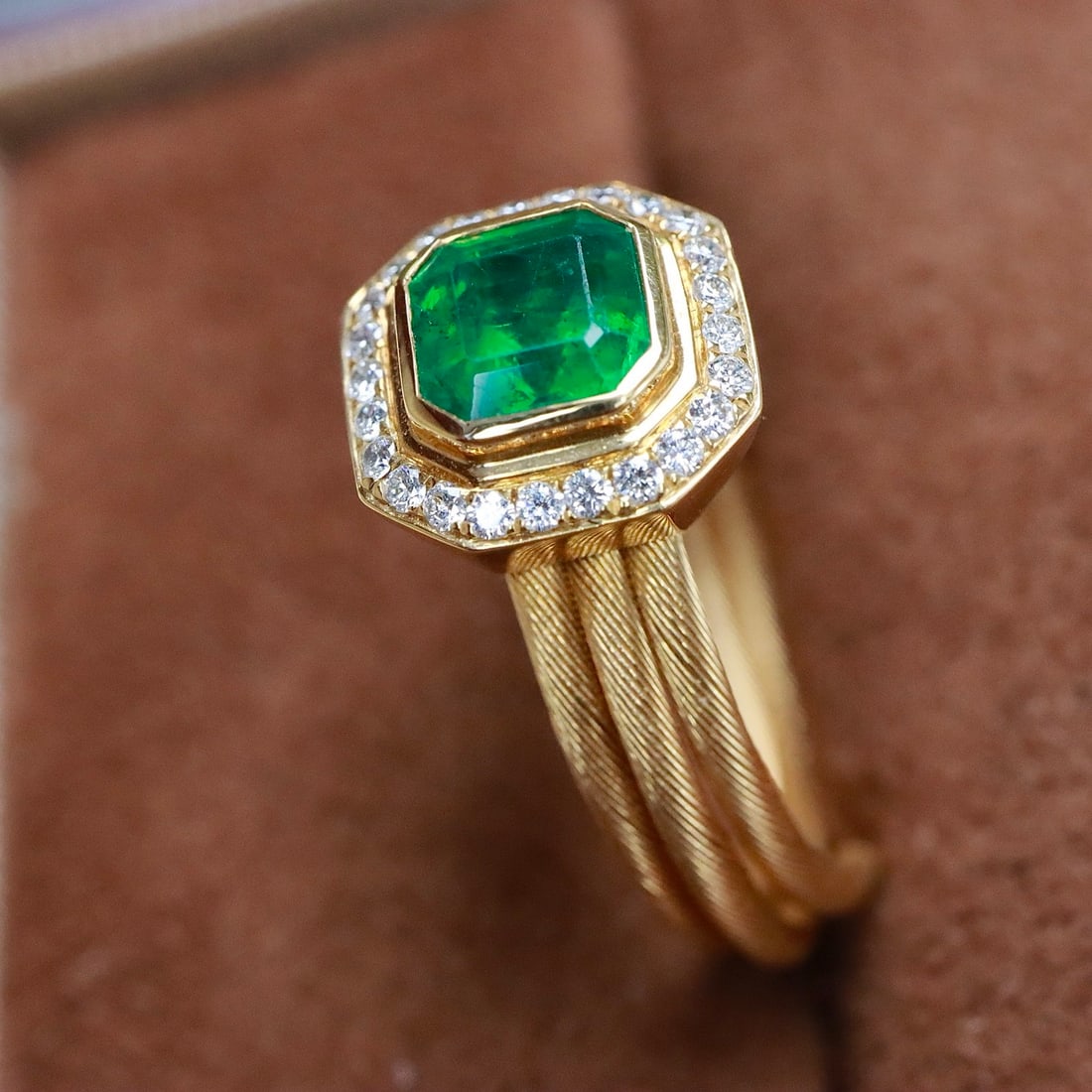 14k Gold 0.90 Ctw Natural Emerald & Diamond Ring - 3