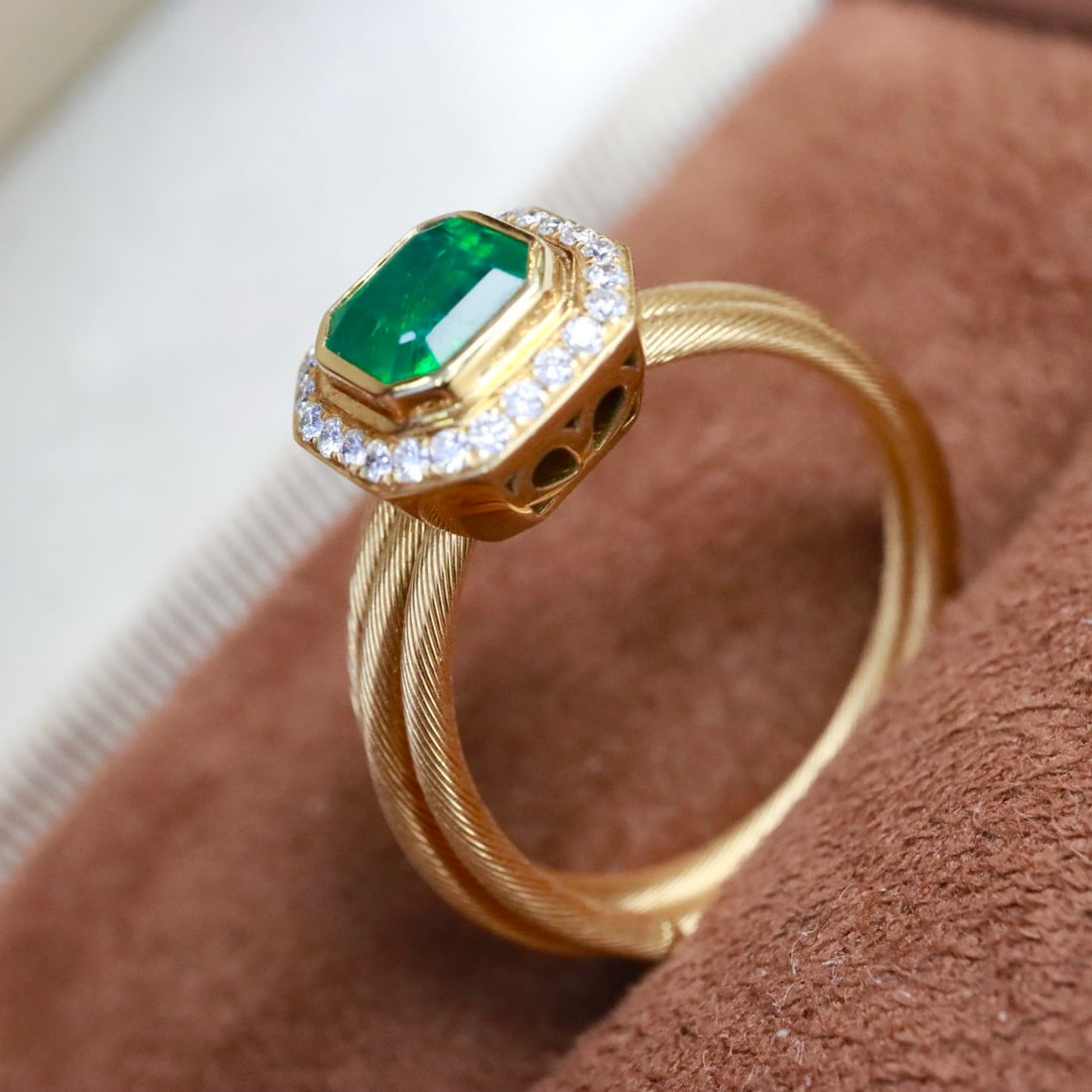 14k Gold 0.90 Ctw Natural Emerald & Diamond Ring - 4