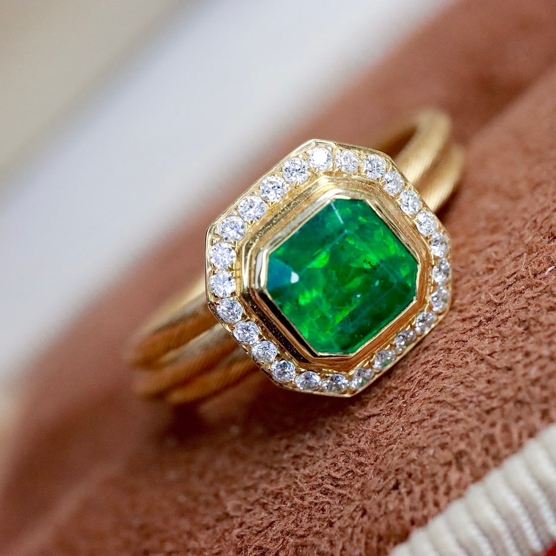 14k Gold 0.90 Ctw Natural Emerald & Diamond Ring - 6