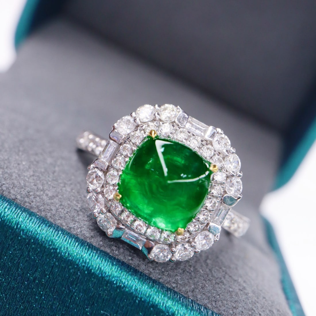 14k Gold 3.13 Ctw Vivid Green Natural Emerald & Diamond Ring: Ref:231122351 // gold content:14k gold // ring size:7. 25us // // main gemstone:emerald // shape:sugar-loaf // carat weight:2. 40ct // color:vivid green // treatment:natural // // adjacent gemstone 2