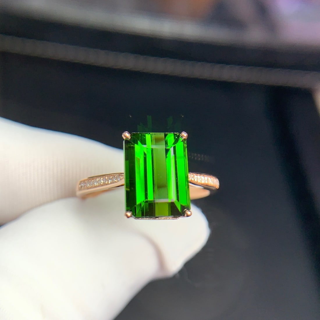 14k Gold 3.8 Ct Natural Tourmaline & Diamond Ring: Ref:231122352 // gold content:14k gold // ring size:7. 25us // // main gemstone:tourmaline // shape:octagonal // carat weight:3. 8ct // color:green // treatment:natural // // adjacent gemstone 2 : dia