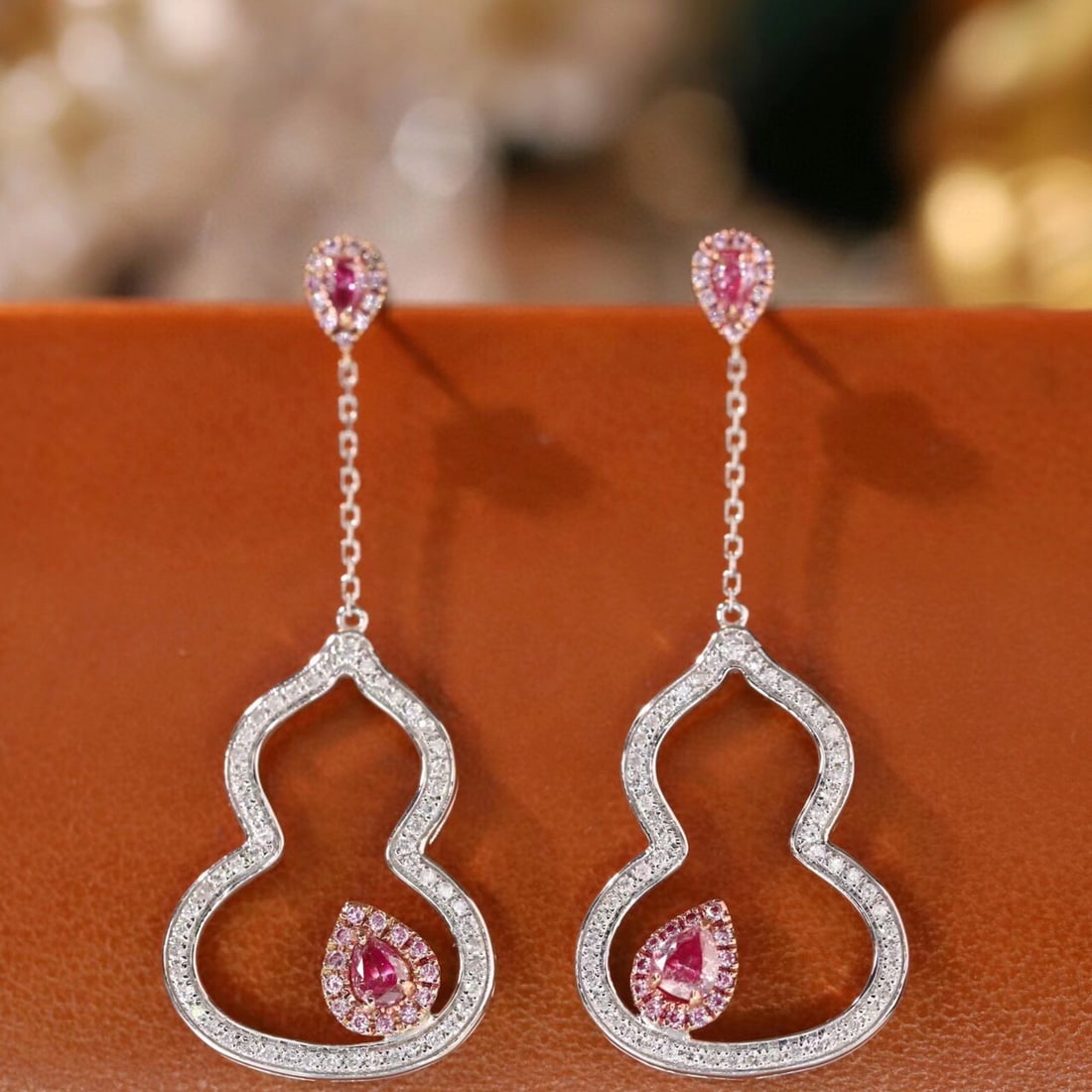 14k Gold 0.80 Ctw Natural Pink Diamond & Diamond Earrings: Ref:231122355 // gold content:14k gold // main gemstone:pink diamond // shape:pear // carat weight:0. 34ct // color:pink // treatment:natural // // adjacent gemstone 2 : diamond // shape:round // cara