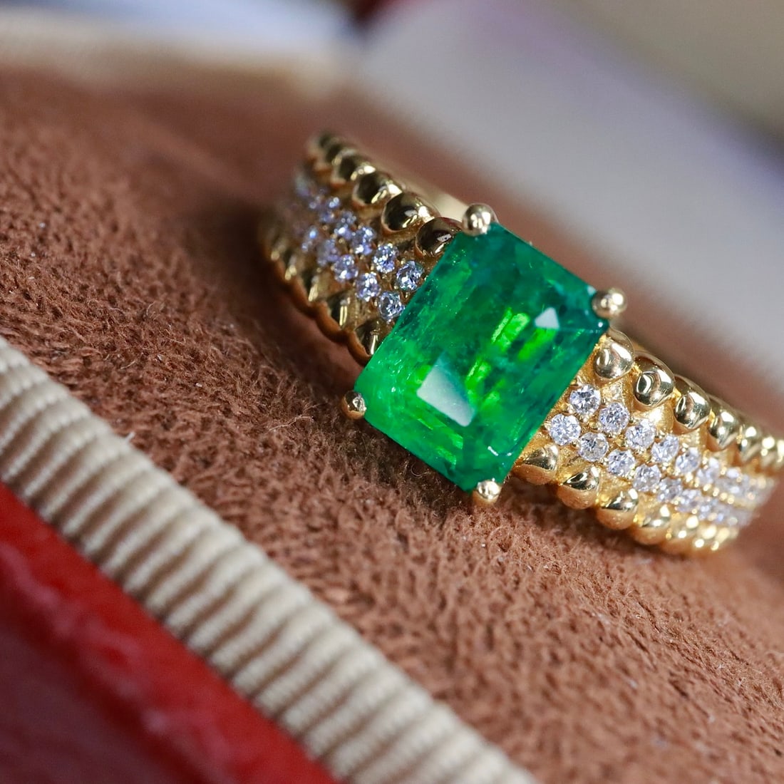 14k Gold 1.35 Ctw Vivid Green Natural Emerald & Diamond Ring: Ref:231122364 // gold content:14k gold // ring size:7. 25us // // main gemstone:emerald // shape:octagonal // carat weight:1. 11ct // color:vivid green // treatment:natural // // adjacent gemstone 2 :