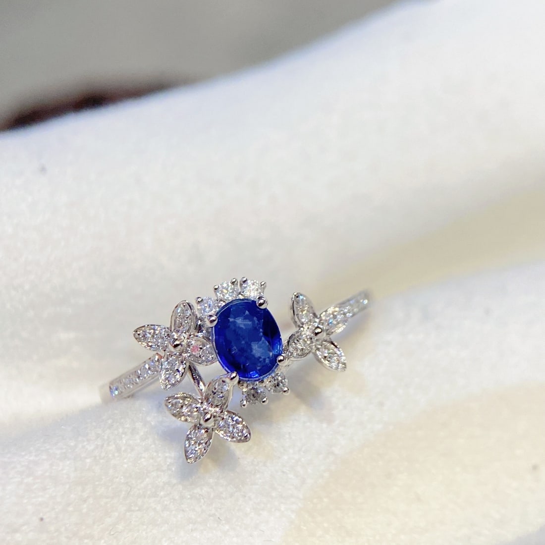 14k Gold 0.55 Ctw Natural Sapphire & Diamond Ring: Ref:231122376 // gold content:14k gold // ring size:7. 25us // // main gemstone:sapphire // shape:oval // carat weight:0. 4ct // color:blue // treatment:natural // // adjacent gemstone 2 : diamond //