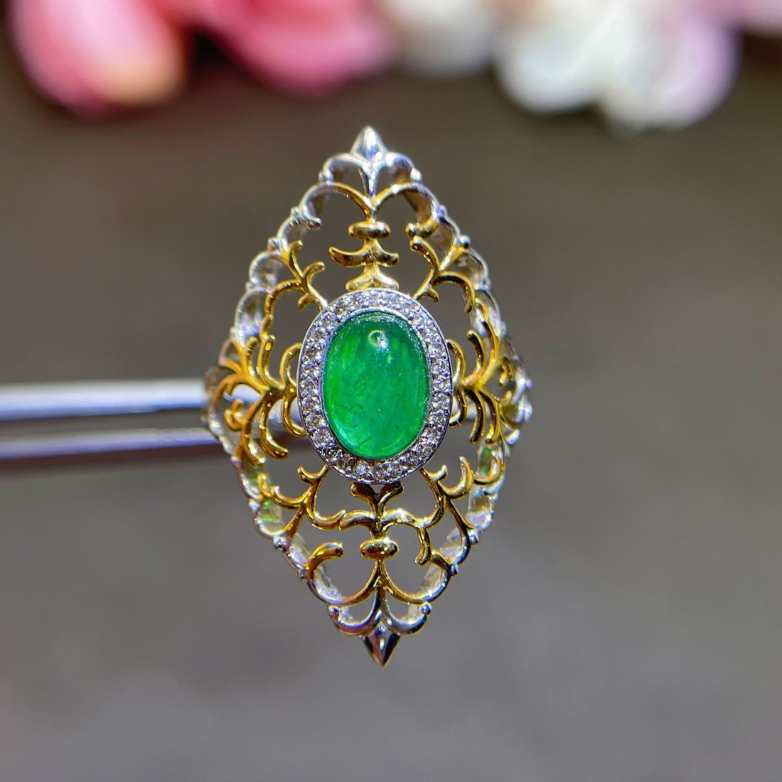 14k Gold 0.97 Ctw Natural Emerald & Diamond Ring: Ref:231122378 // gold content:14k gold // ring size:7. 25us // // main gemstone:emerald // shape:oval // carat weight:0. 87ct // color:green // treatment:natural // // adjacent gemstone 2 : diamond //