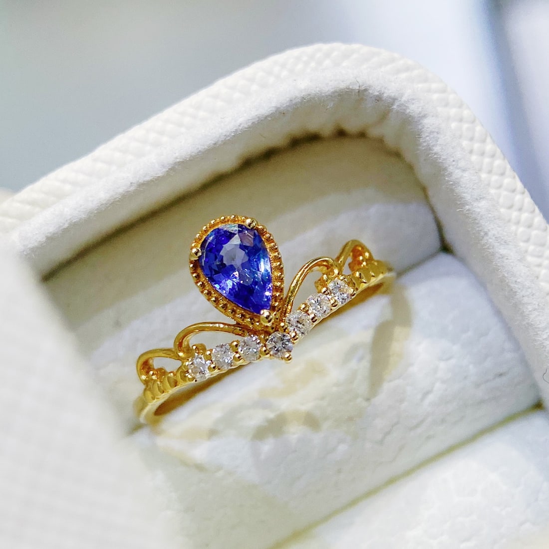 14k Gold 0.62 Ctw Natural Sapphire & Diamond Ring: Ref:231122380 // gold content:14k gold // ring size:7. 25us // // main gemstone:sapphire // shape:pear // carat weight:0. 5ct // color:blue // treatment:natural // // adjacent gemstone 2 : diamond //