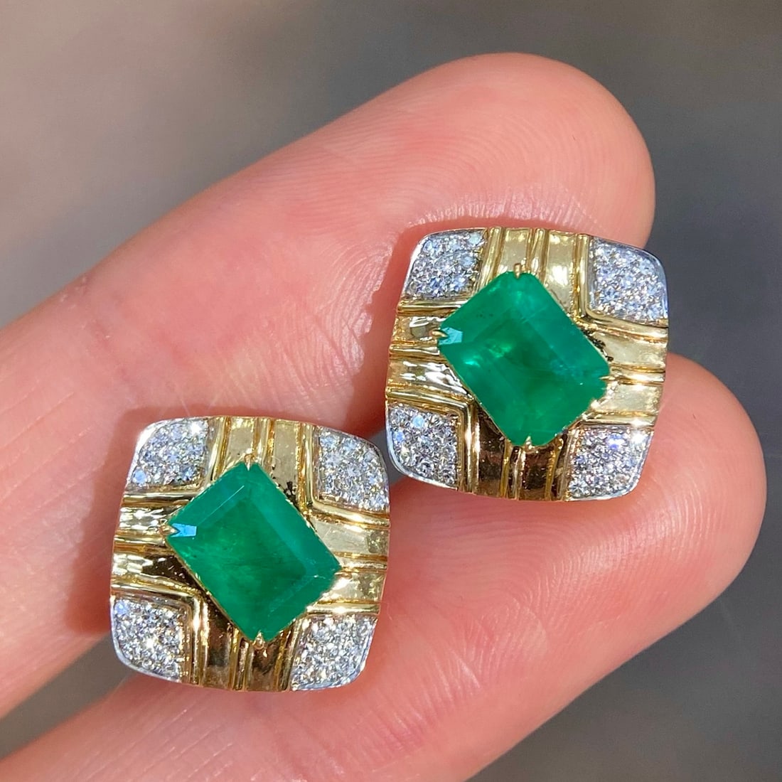 14k Gold 2.46 Ctw Natural Emerald & Diamond Earrings: Ref:231122384 // gold content:14k gold // main gemstone:emerald // shape:octagonal // carat weight:2. 28ct // color:green // treatment:natural // // adjacent gemstone 2 : diamond // shape:round // car