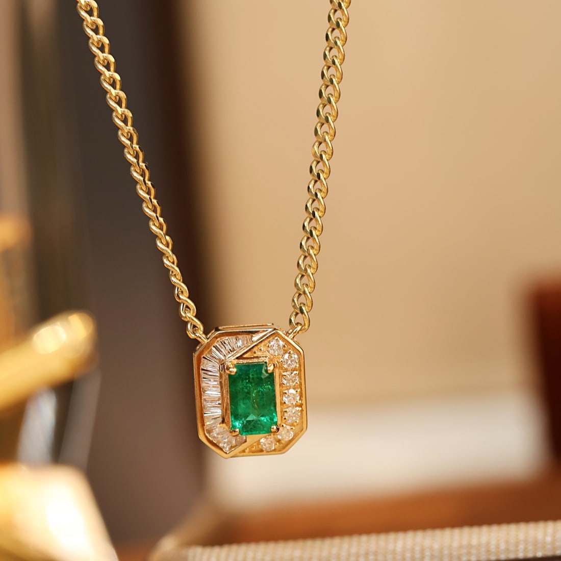 14k Gold 0.71 Ctw Vivid Green Natural Emerald & Diamond Necklace: Ref:231122385 // gold content:14k gold // main gemstone:emerald // shape:octagonal // carat weight:0. 5ct // color:vivid green // treatment:natural // // adjacent gemstone 2 : diamond // shape:multipl