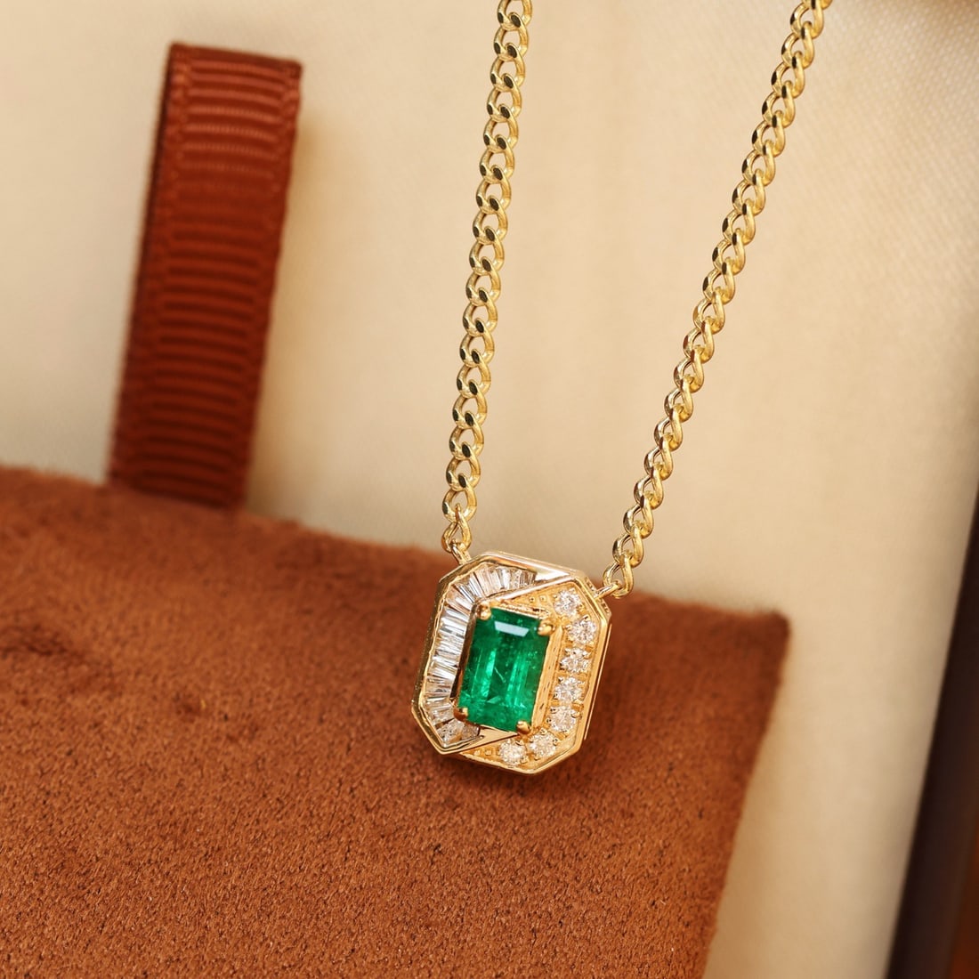 14k Gold 0.71 Ctw Vivid Green Natural Emerald & Diamond Necklace - 2