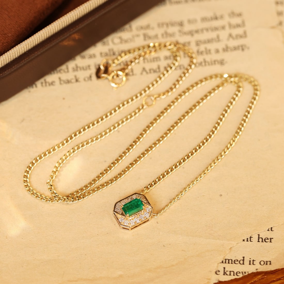 14k Gold 0.71 Ctw Vivid Green Natural Emerald & Diamond Necklace - 3