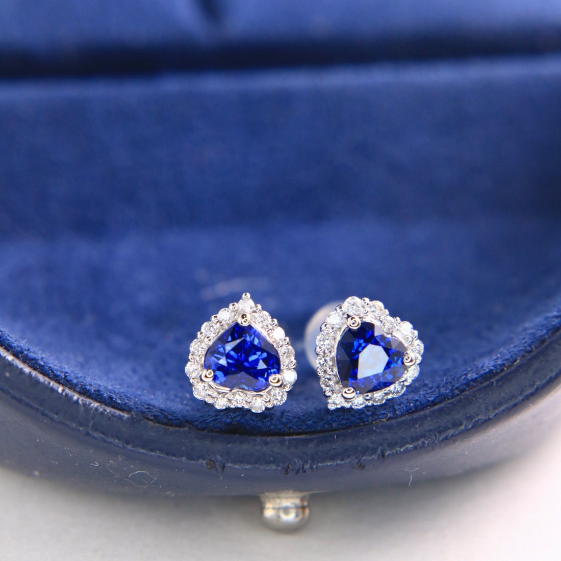 14k Gold 1.64 Ctw Natural Sapphire & Diamond Earrings: Ref:231122387 // gold content:14k gold // main gemstone:sapphire // shape:heart // carat weight:1. 46ct // color:blue // treatment:natural // // adjacent gemstone 2 : diamond // shape:round // carat w