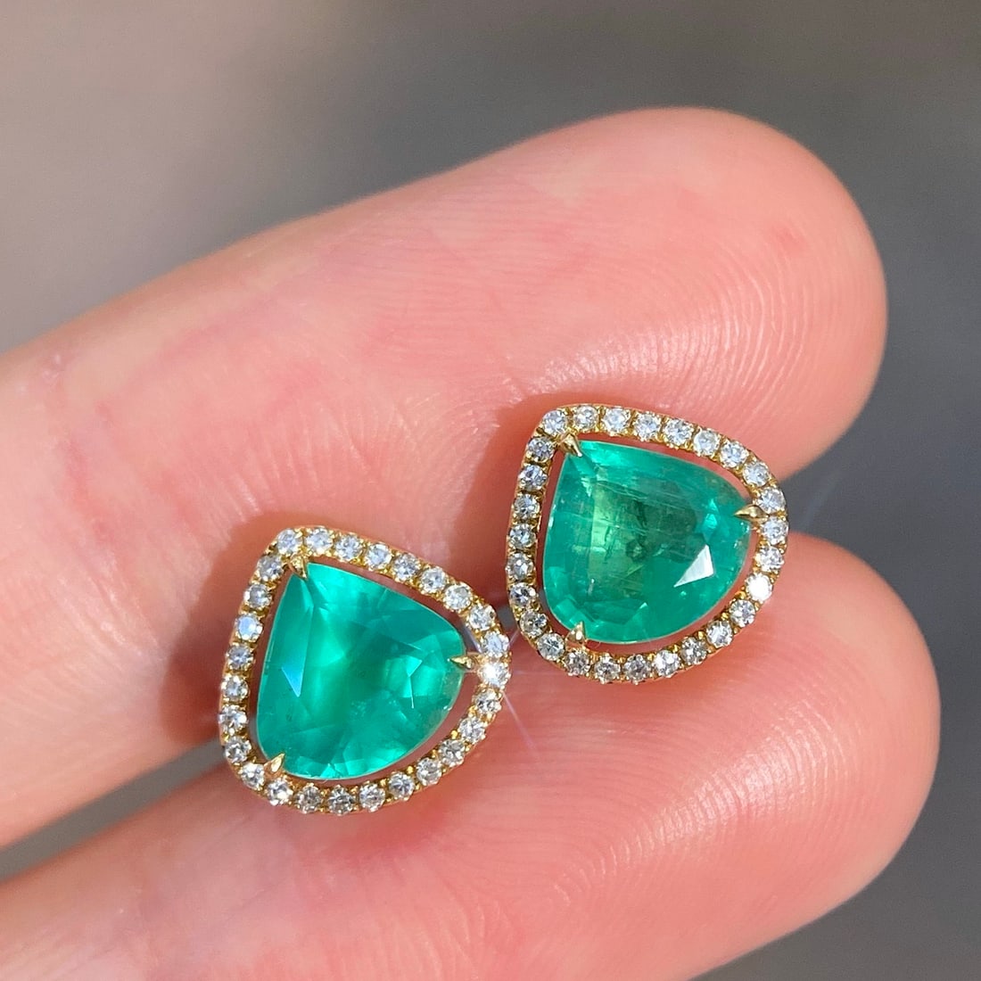 14k Gold 1.91 Ctw Natural Emerald & Diamond Earrings: Ref:231122398 // gold content:14k gold // main gemstone:emerald // shape:pear // carat weight:1. 8ct // color:green // treatment:natural // // adjacent gemstone 2 : diamond // shape:round // carat wei