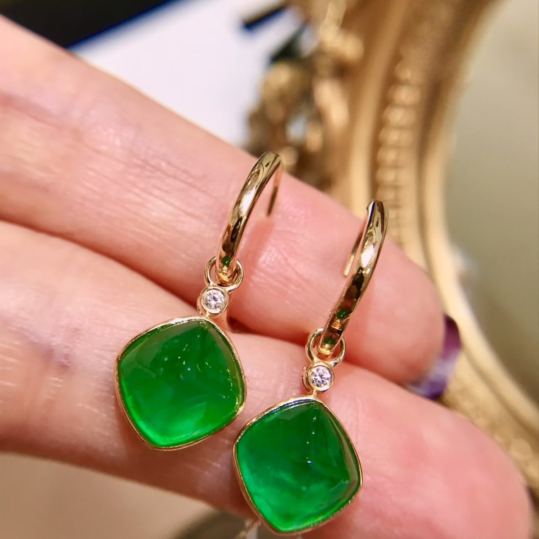 14k Gold 6 Ct Natural Emerald & Diamond Earrings: Ref:231122406 // gold content:14k gold // main gemstone:emerald // shape:sugar-loaf // carat weight:6ct // color:green // treatment:natural // // adjacent gemstone 2 : diamond // number of stones:2 //