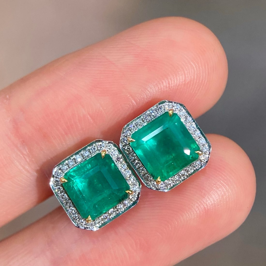 14k Gold 2.47 Ctw Natural Emerald & Diamond Earrings: Ref:231122407 // gold content:14k gold // main gemstone:emerald // shape:octagonal // carat weight:2. 27ct // color:green // treatment:natural // // adjacent gemstone 2 : diamond // shape:round // car