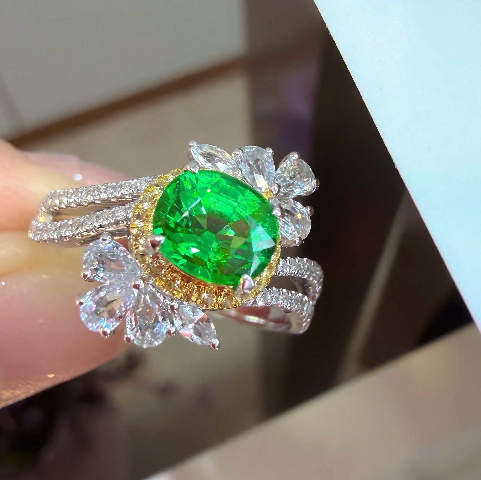 14k Gold 1 Ct Natural Tsavorite & Diamond Ring: Ref:231122416 // gold content:14k gold // ring size:7. 25us // // main gemstone:tsavorite // shape:oval // carat weight:1ct // color:green // treatment:natural // // adjacent gemstone 2 : diamond // s