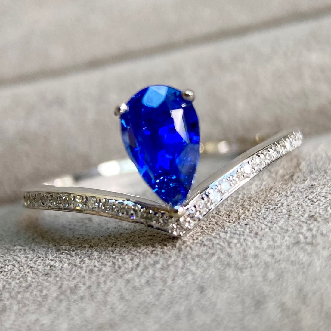 14k Gold 1.09 Ctw Vivid Blue Natural Sapphire & Diamond Ring: Ref:231122444 // gold content:14k gold // ring size:7. 25us // // main gemstone:sapphire // shape:pear // carat weight:0. 98ct // color:vivid blue // treatment:natural // // adjacent gemstone 2 : diam