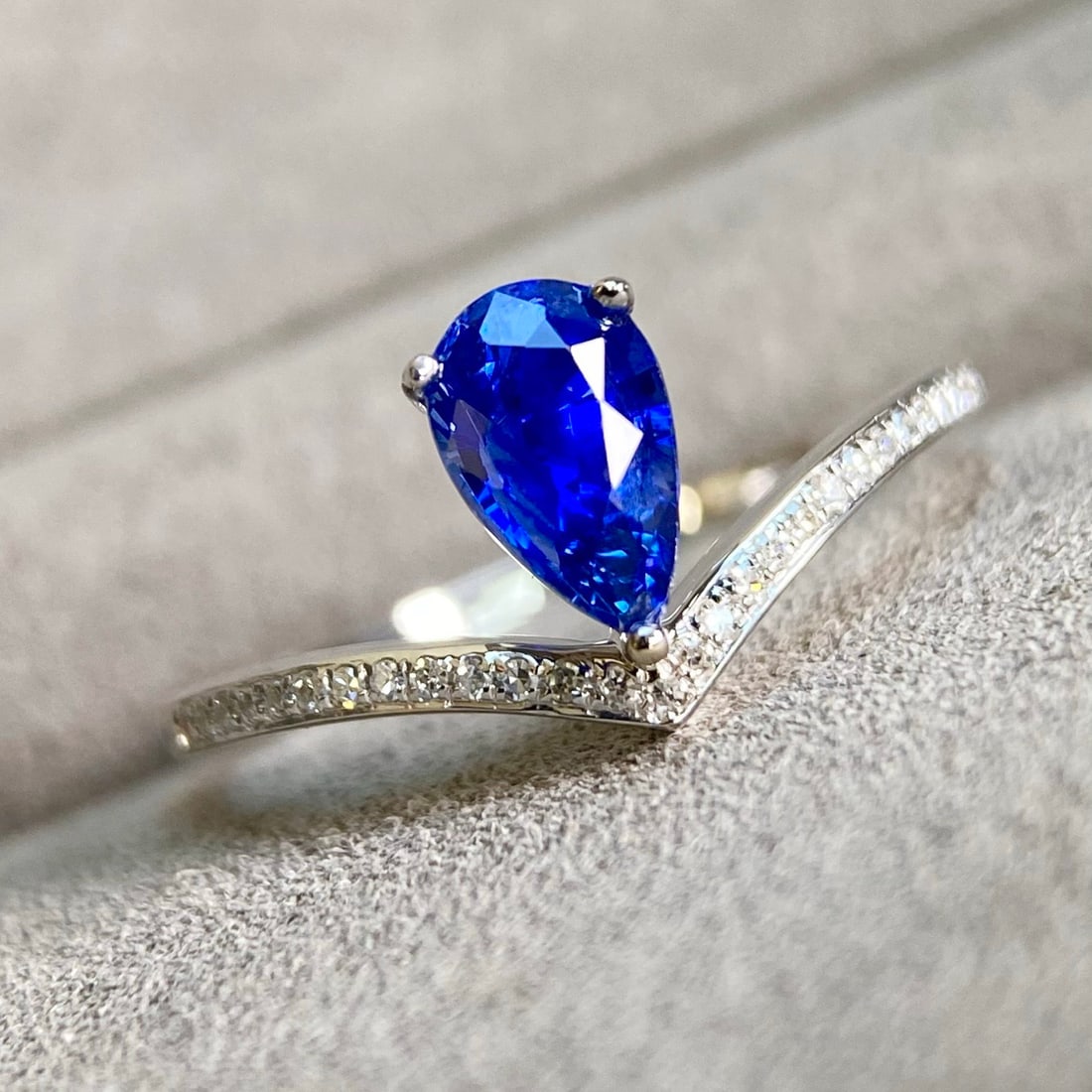 14k Gold 1.09 Ctw Vivid Blue Natural Sapphire & Diamond Ring - 3