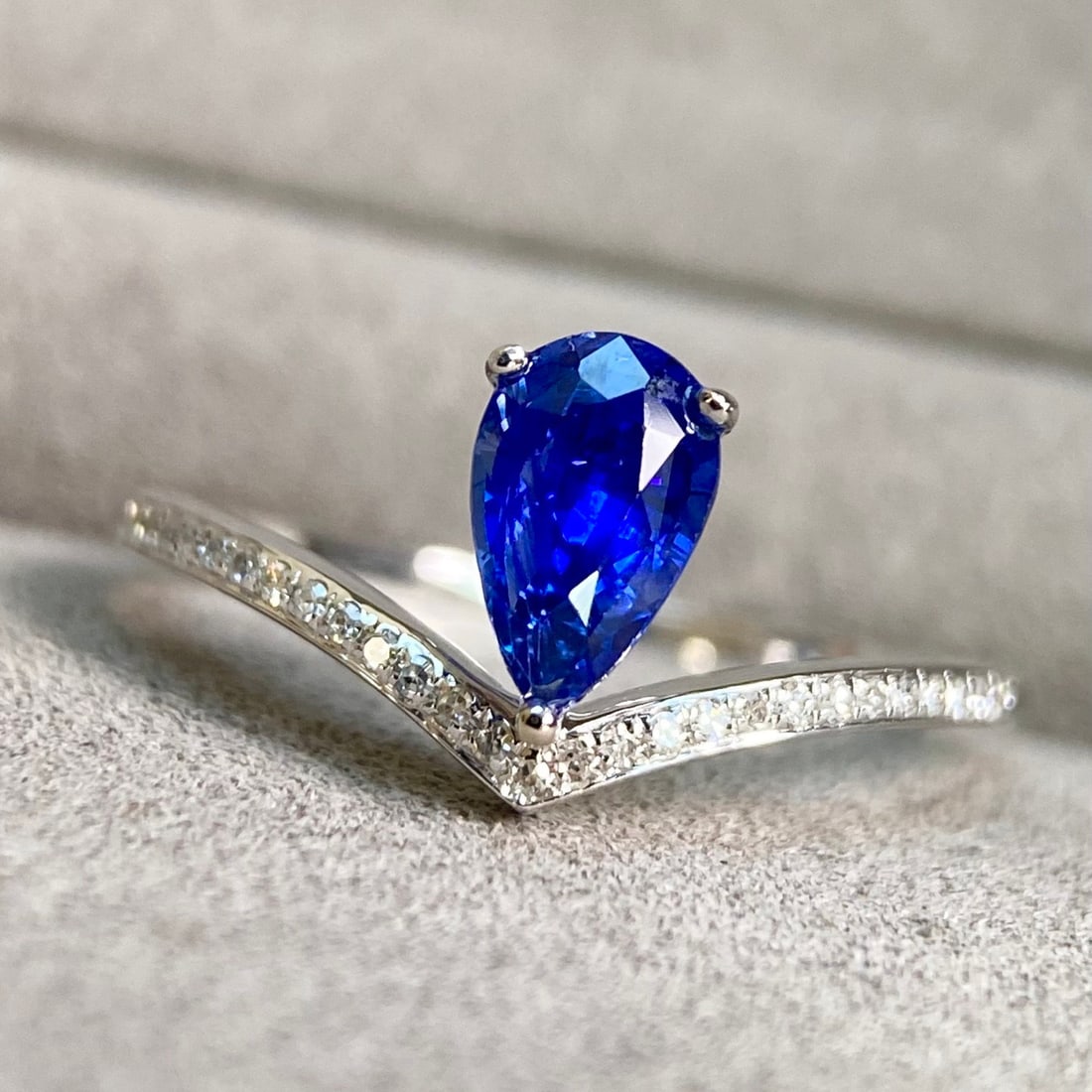 14k Gold 1.09 Ctw Vivid Blue Natural Sapphire & Diamond Ring - 4