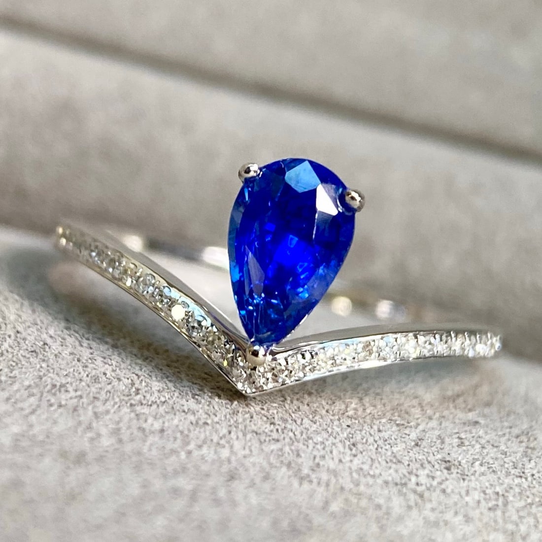 14k Gold 1.09 Ctw Vivid Blue Natural Sapphire & Diamond Ring - 5