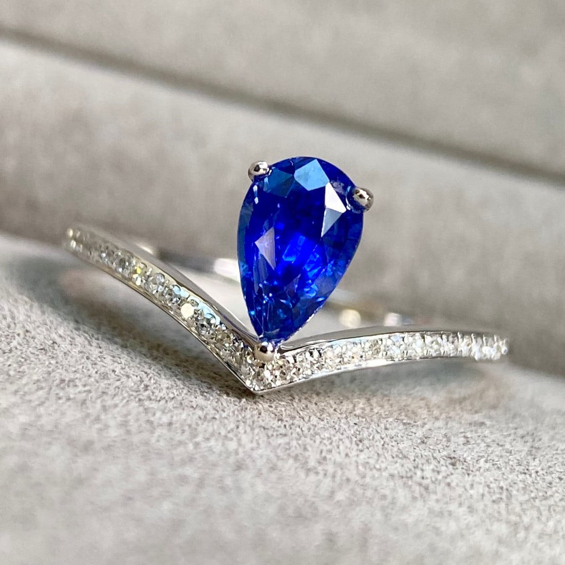 14k Gold 1.09 Ctw Vivid Blue Natural Sapphire & Diamond Ring - 6