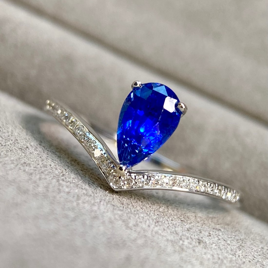 14k Gold 1.09 Ctw Vivid Blue Natural Sapphire & Diamond Ring - 8