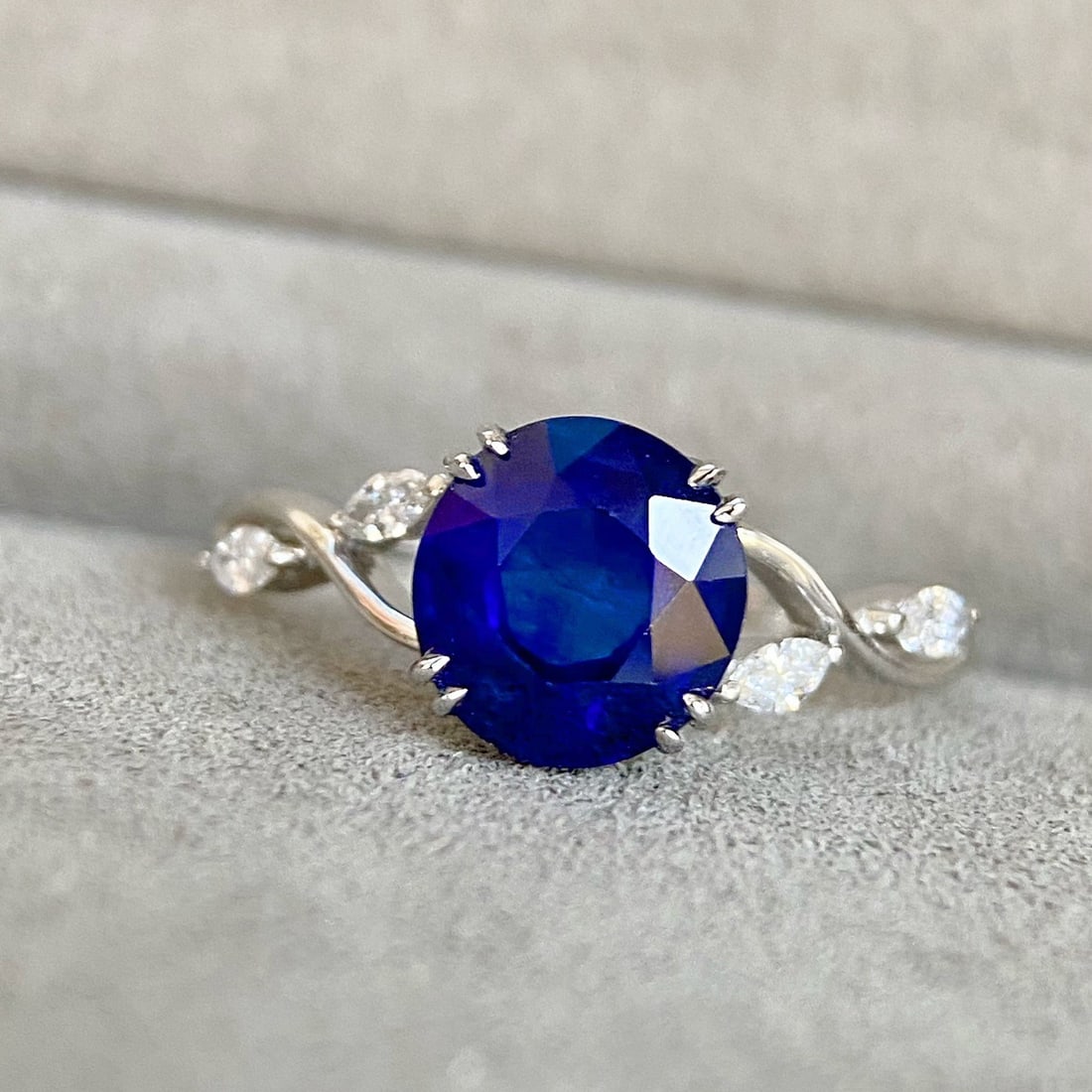 14k Gold 2.52 Ctw Natural Sapphire & Diamond Ring: Ref:231122445 // gold content:14k gold // ring size:7. 25us // // main gemstone:sapphire // shape:round // carat weight:2. 39ct // color:blue // treatment:natural // cut grade:g // // adjacent gemston