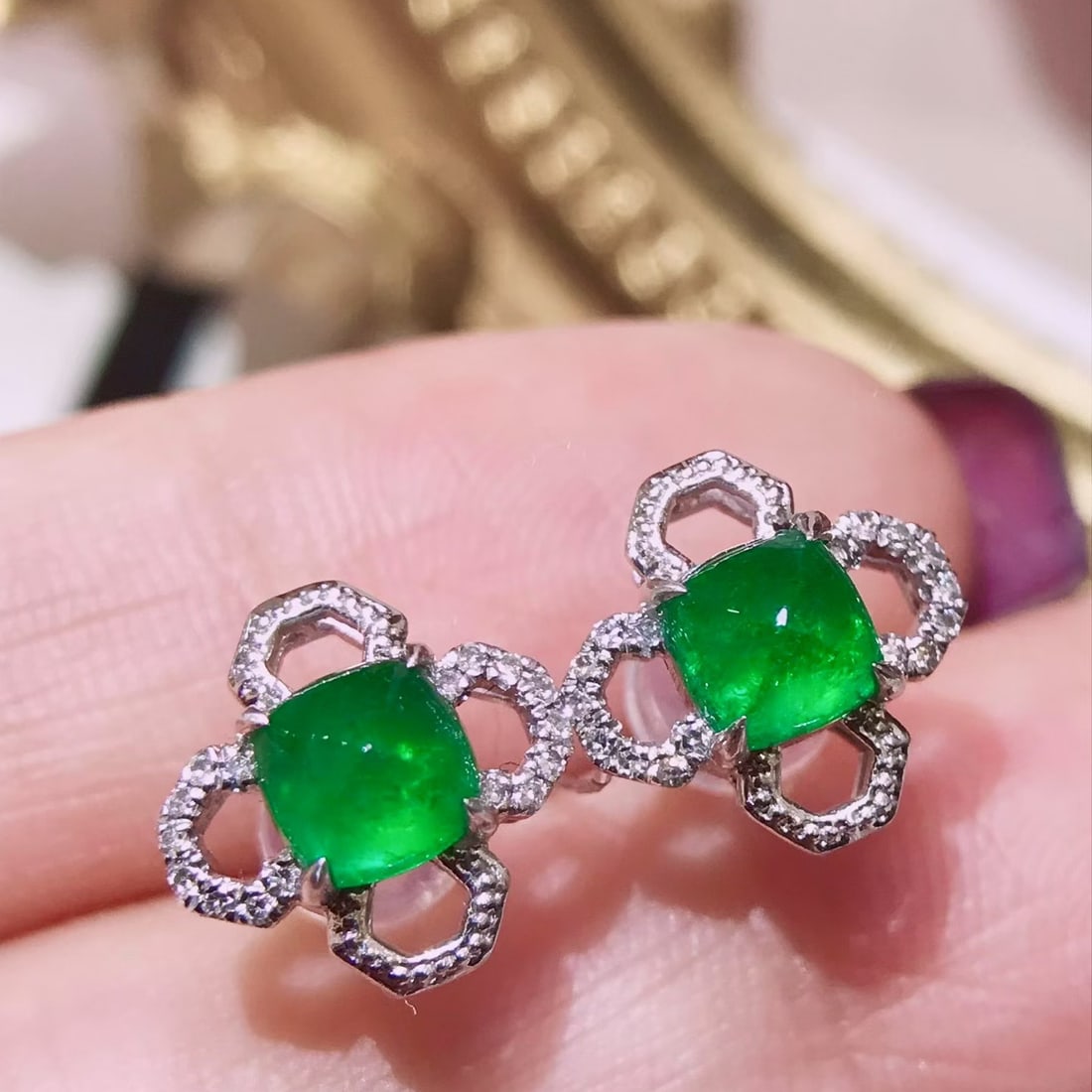 14k Gold 1.3 Ct Natural Emerald & Diamond Earrings: Ref:231122448 // gold content:14k gold // main gemstone:emerald // shape:sugar-loaf // carat weight:1. 3ct // color:green // treatment:natural // // adjacent gemstone 2 : diamond // number of stones:3