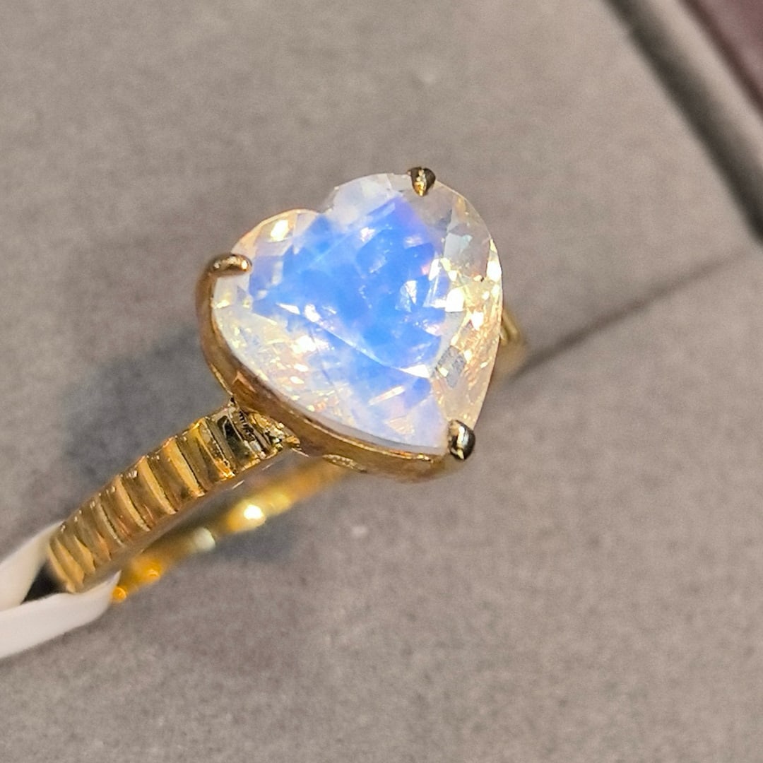 14k Gold 3.52 Ct Natural Moonstone Ring: Ref:230990108 // gold content:14k gold // ring size:7. 25us // // main gemstone:moonstone // shape:heart // carat weight:3. 52ct // color:white // treatment:natural // Condition: New Low Estimate: 59