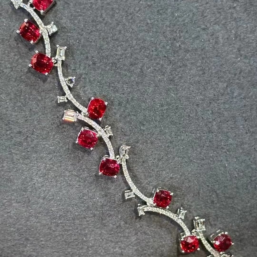 14k Gold 7.5 Ct Natural Spinel & Diamond Bracelet: Ref:230963177 // gold content:14k gold // main gemstone:spinel // shape:cushion // carat weight:7. 5ct // color:red // treatment:natural // // adjacent gemstone 2 : diamond // shape:round // clarity g