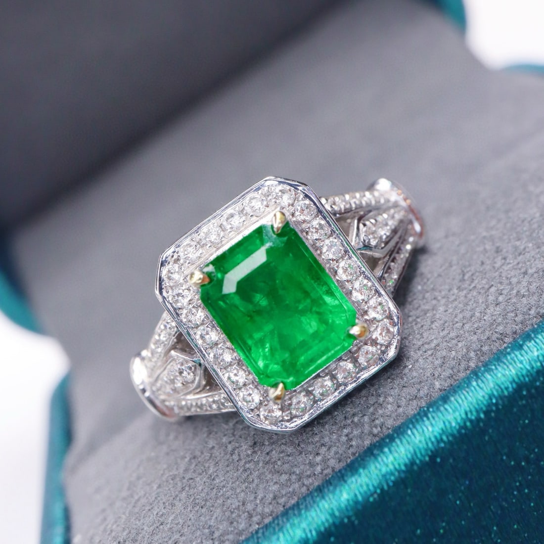 14k Gold 1.95 Ctw Vivid Green Natural Emerald & Diamond Ring - 2