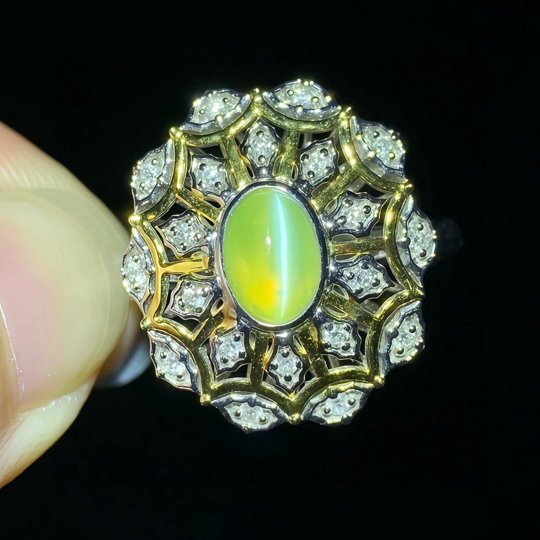 14k Gold 1.06 Ctw Natural Cat's?Eye Chrysoberyl & Diamond Ring: Ref:231141191 // gold content:14k gold // ring size:7. 25us // // main gemstone:cat's? Eye chrysoberyl // shape:oval // carat weight:0. 88ct // color:yellow // treatment:natural // // adjacent