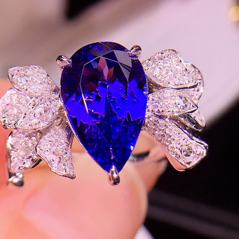 14k Gold 4.55 Ctw Natural Tanzanite & Diamond Ring: Ref:231141242 // gold content:14k gold // ring size:7. 25us // // main gemstone:tanzanite // shape:pear // carat weight:4. 2ct // color:blue // treatment:natural // // adjacent gemstone 2 :
