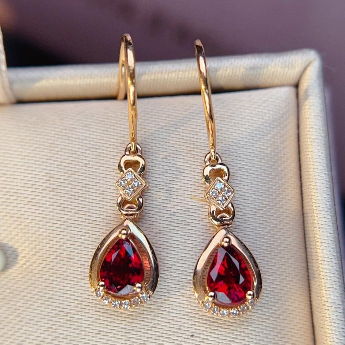 14k Gold 0.86 Ctw Natural Tourmaline & Diamond Earrings: Ref:231141245 // gold content:14k gold // main gemstone:tourmaline // shape:pear // carat weight:0. 8ct // color:red // treatment:natural // // adjacent gemstone 2 : diamond // number of stones:20