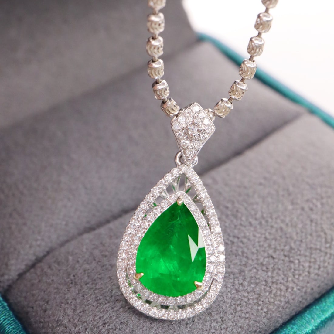 14k Gold 2.12 Ctw Vivid Green Natural Emerald & Diamond Pendant( Without Chain ): Ref:231142032 // gold content:14k gold // main gemstone:emerald // shape:pear // carat weight:1. 86ct // color:vivid green // treatment:natural // // adjacent gemstone 2 : diamond // shape:round //
