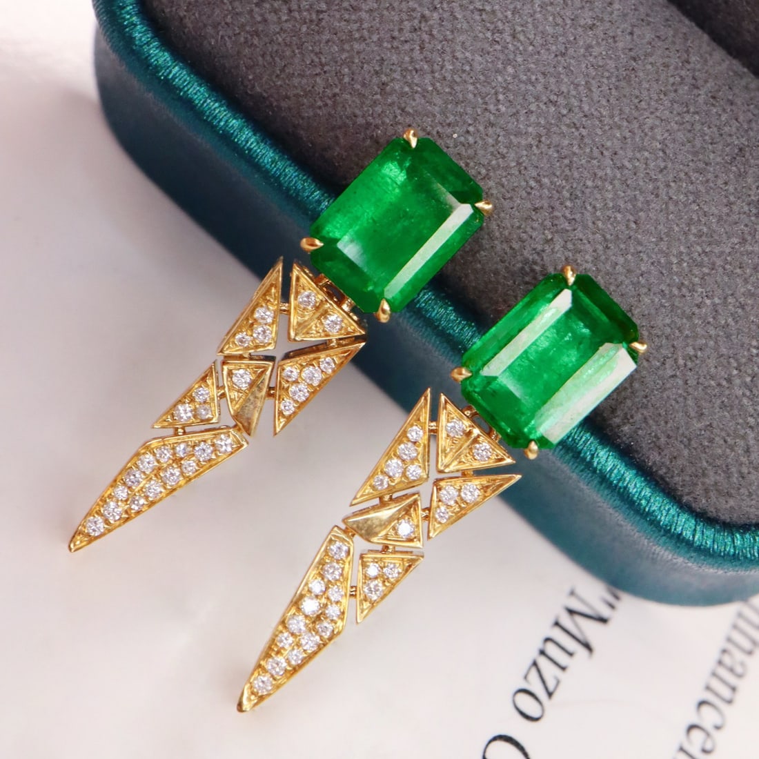 14k Gold 3.85 Ctw Vivid Green Natural Emerald & Diamond Earrings: Ref:231142069 // gold content:14k gold // main gemstone:emerald // shape:octagonal // carat weight:3. 63ct // color:vivid green // treatment:natural // // adjacent gemstone 2 : diamond //