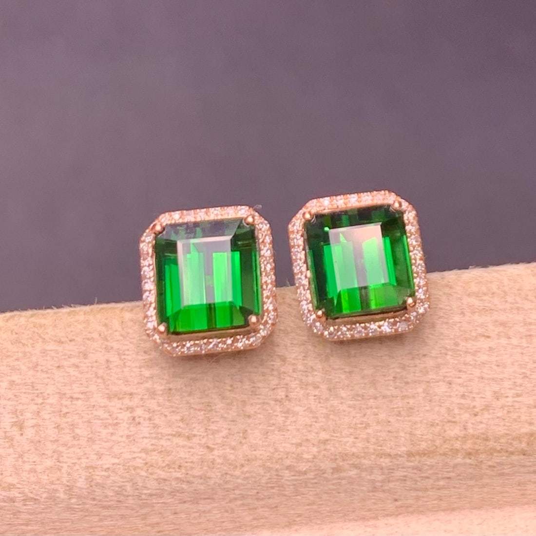 14k Gold 4.6 Ct Natural Tourmaline & Diamond Earrings: Ref:231142089 // gold content:14k gold // main gemstone:tourmaline // shape:octagonal // carat weight:4. 6ct // color:green // treatment:natural // // adjacent gemstone 2 : diamond // shape:round