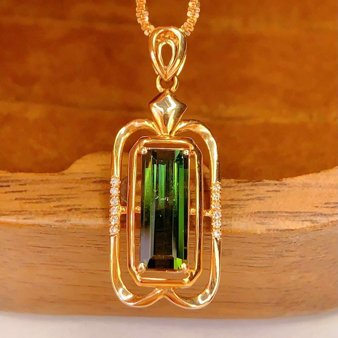 14k Gold 1.95 Ct Natural Tourmaline & Diamond Pendant( Without Chain ): Ref:231142189 // gold content:14k gold // main gemstone:tourmaline // shape:octagonal // carat weight:1. 95ct // color:green // treatment:natural // // adjacent gemstone 2 : diamond // number of