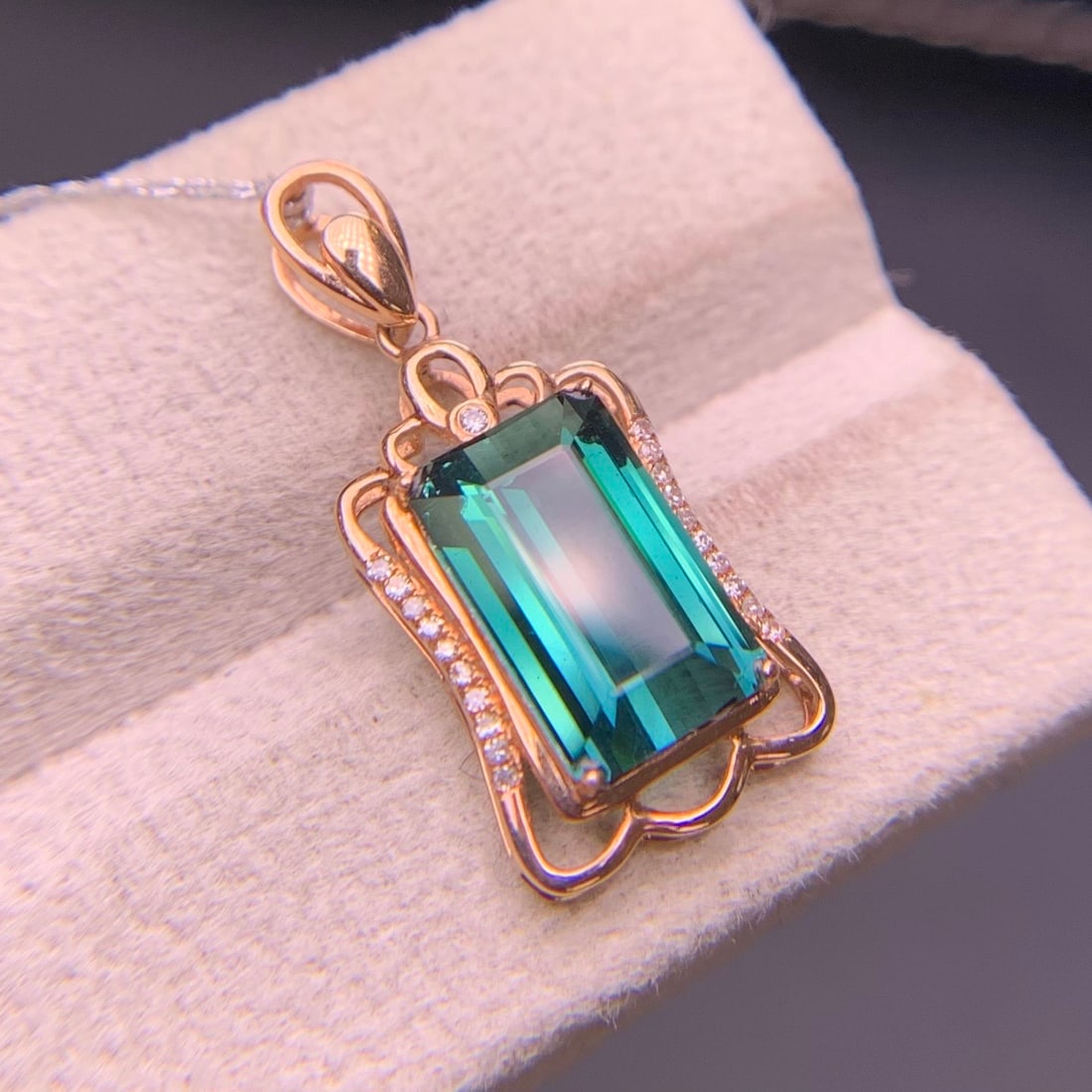 14k Gold 3.3 Ct Natural Tourmaline & Diamond Pendant( Without Chain ): Ref:231142270 // gold content:14k gold // main gemstone:tourmaline // shape:octagonal // carat weight:3. 3ct // color:bluish green // treatment:natural // // adjacent gemstone 2 : diamond //