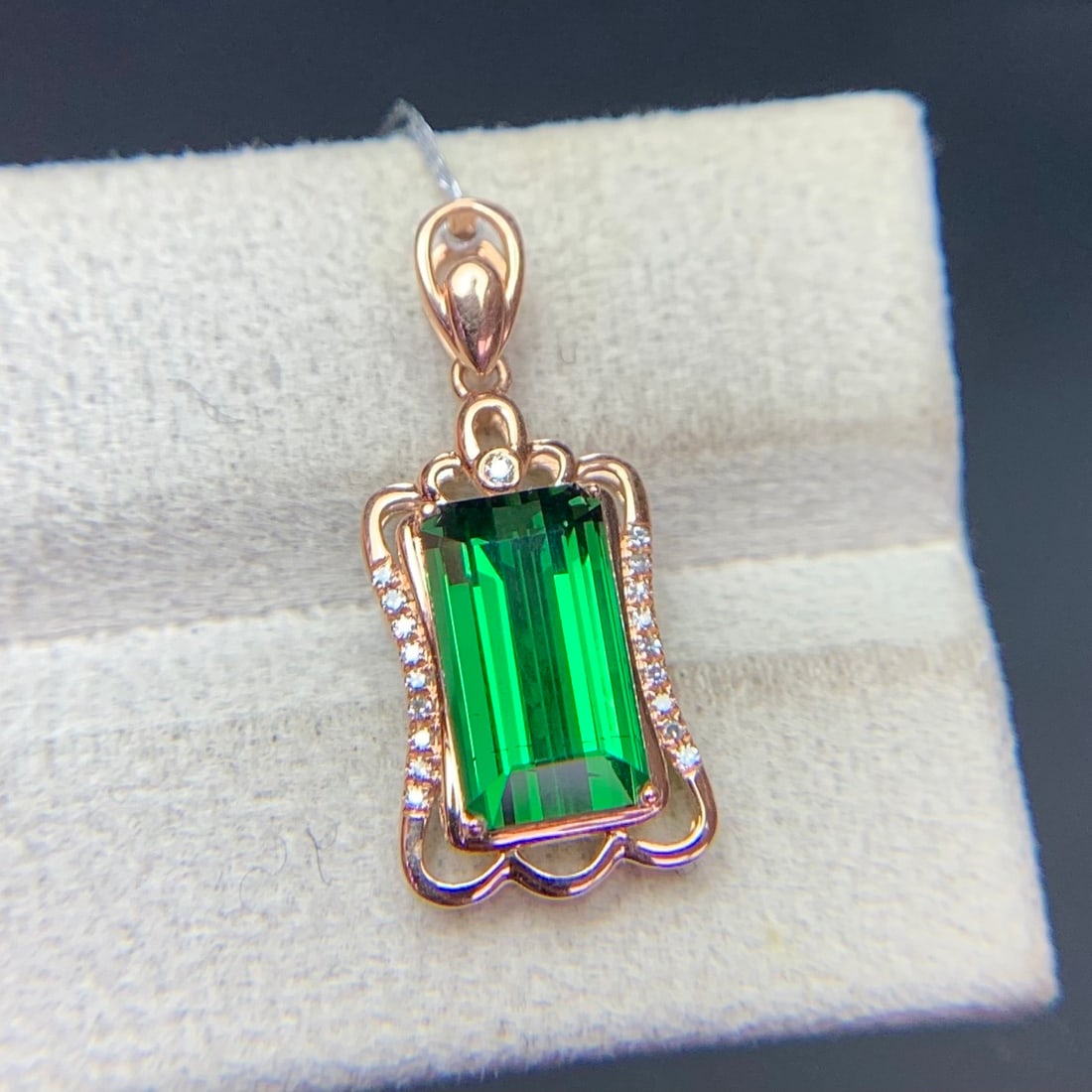 14k Gold 2.9 Ct Natural Tourmaline & Diamond Pendant( Without Chain ): Ref:231142294 // gold content:14k gold // main gemstone:tourmaline // shape:octagonal // carat weight:2. 9ct // color:green // treatment:natural // // adjacent gemstone 2 : diamond // shape:round
