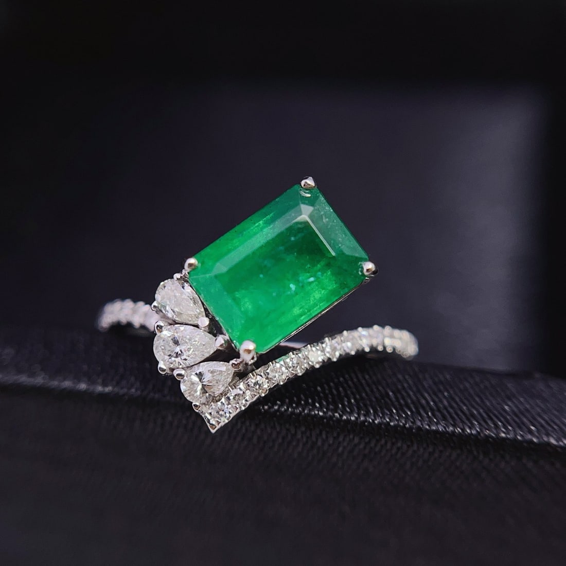 14k Gold 2.00 Ct Natural Emerald & Diamond Ring: Ref:231142331 // gold content:14k gold // ring size:7. 25us // // main gemstone:emerald // shape:octagonal // carat weight:2. 00ct // color:green // treatment:natural // // adjacent gemstone 2 :