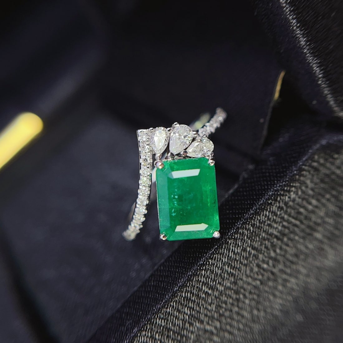 14k Gold 2.00 Ct Natural Emerald & Diamond Ring - 3