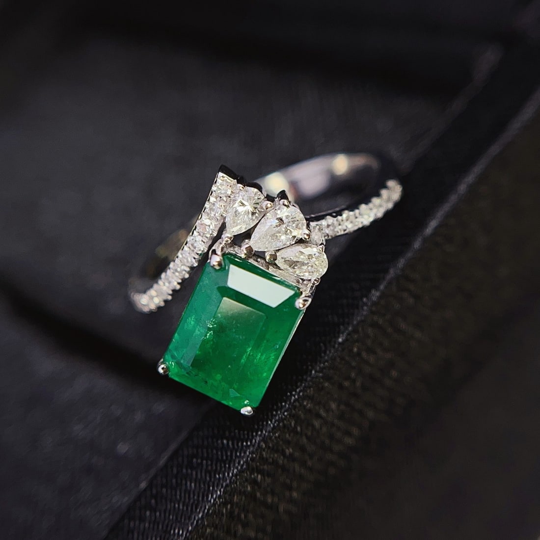 14k Gold 2.00 Ct Natural Emerald & Diamond Ring - 4