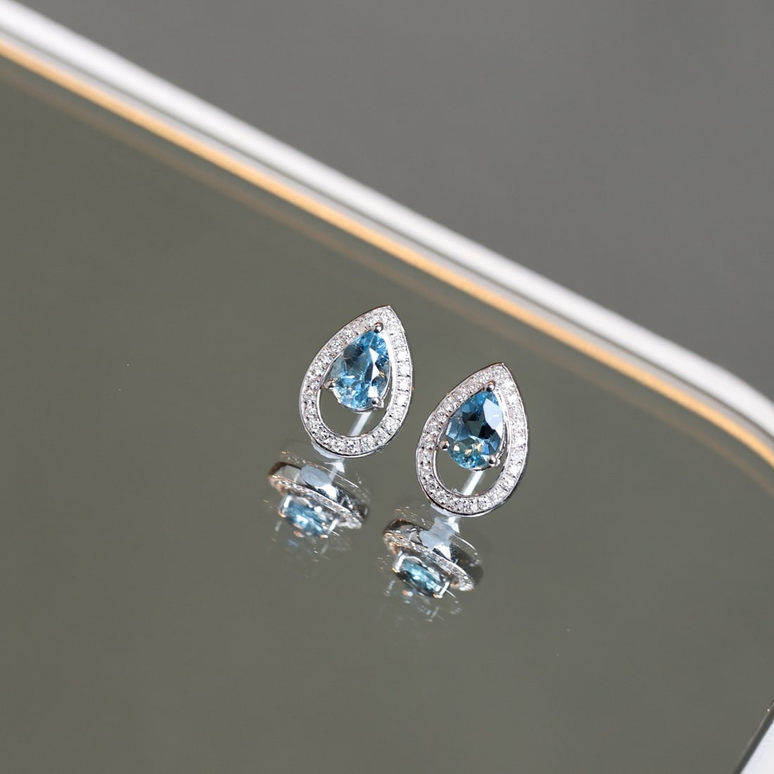 14k Gold 0.90 Ctw Natural Aquamarine & Diamond Earrings - 4