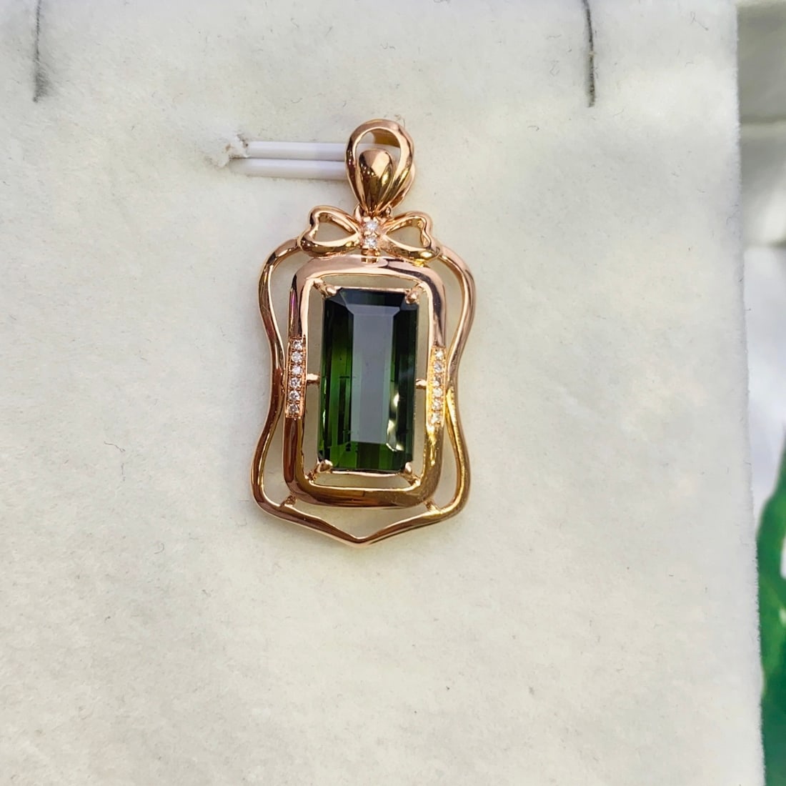 14k Gold 3.70 Ct Natural Tourmaline & Diamond Pendant( Without Chain ): Ref:231142360 // gold content:14k gold // main gemstone:tourmaline // shape:octagonal // carat weight:3. 70ct // color:green // treatment:natural // // adjacent gemstone 2 : diamond // number of stone