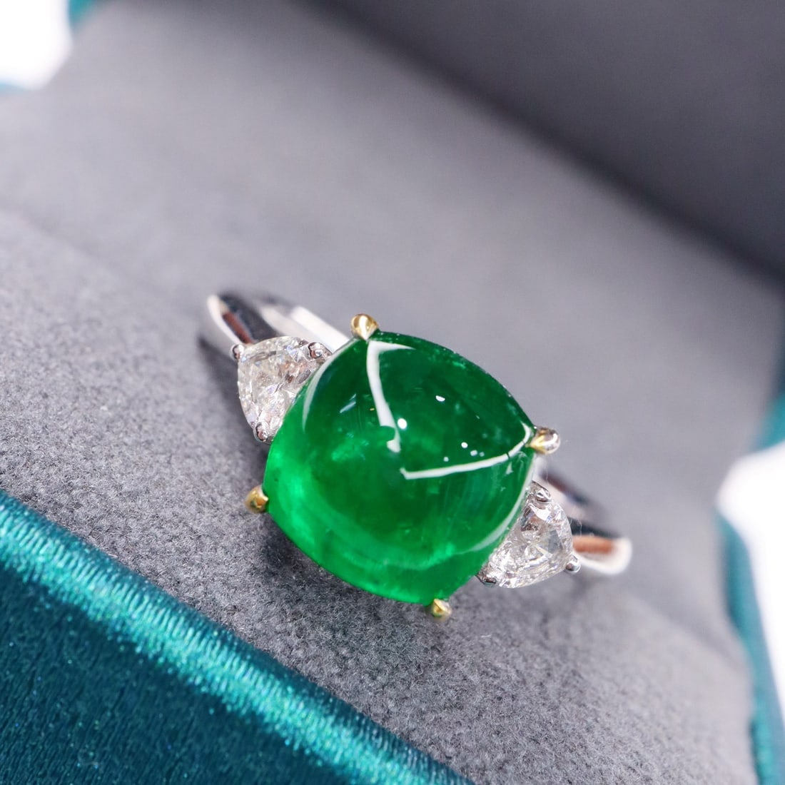 14k Gold 3.22 Ctw Vivid Green Natural Emerald & Diamond Ring: Ref:231142371 // gold content:14k gold // ring size:7. 25us // // main gemstone:emerald // shape:sugar-loaf // carat weight:2. 98ct // color:vivid green // treatment:natural // // adjacent