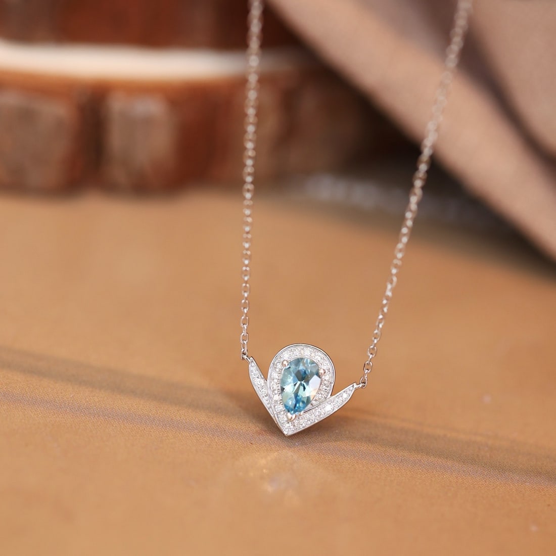 14k Gold 0.52 Ctw Natural Aquamarine & Diamond Necklace: Ref:231142384 // gold content:14k gold // main gemstone:aquamarine // shape:pear // carat weight:0. 4ct // color:blue // treatment:natural // // adjacent gemstone 2 : diamond // shape:round //