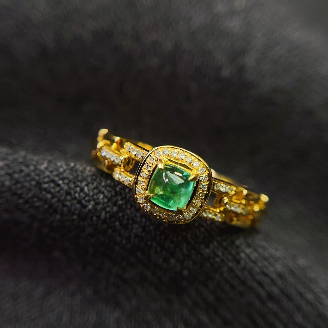 14k Gold 0.45 Ct Natural Emerald & Diamond Ring: Ref:231142419 // gold content:14k gold // ring size:7. 25us // // main gemstone:emerald // shape:sugar-loaf // carat weight:0. 45ct // color:green // treatment:natural // // adjacent gemstone 2 :