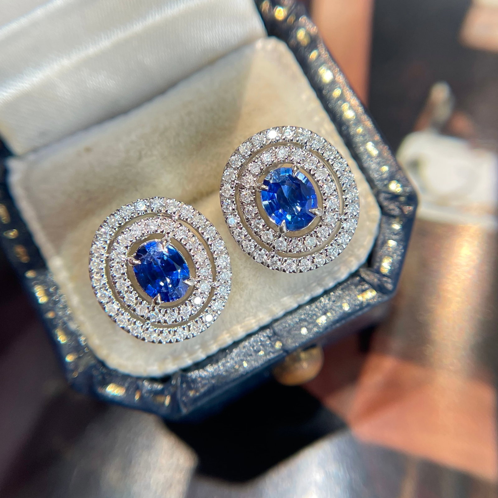 14k Gold 1 Ct Natural Sapphire & Diamond Earrings: Ref:231142434 // gold content:14k gold // main gemstone:sapphire // shape:oval // carat weight:1ct // color:blue // treatment:natural // // adjacent gemstone 2 : diamond // shape:round // clarity grad
