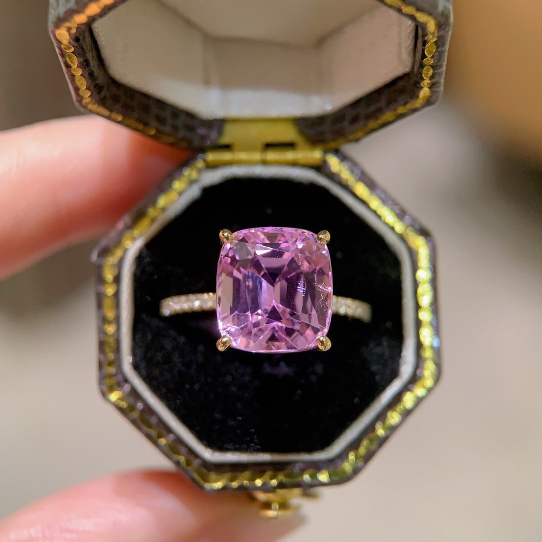 14k Gold 5.26 Ct Natural Kunzite & Diamond Ring: Ref:231142440 // gold content:14k gold // ring size:7. 25us // // main gemstone:kunzite // shape:cushion // carat weight:5. 26ct // color:purple // treatment:natural // // adjacent gemstone 2 :